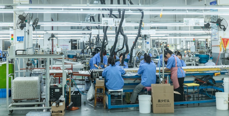 Comparison of OEM custom lighting development and ODM standard product adaptation in an LED lighting manufacturing workflow